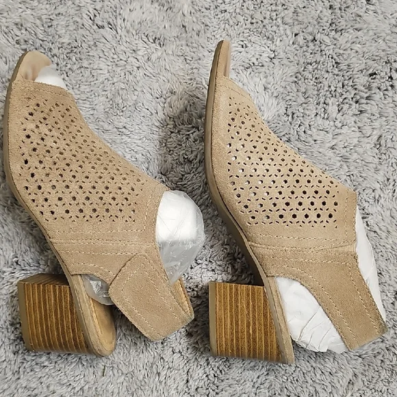 Elegant Tan Peep-Toe Mules - Picture 4 of 7